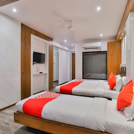 Oyo 1389 Hotel Relax Inn Surat Exterior photo