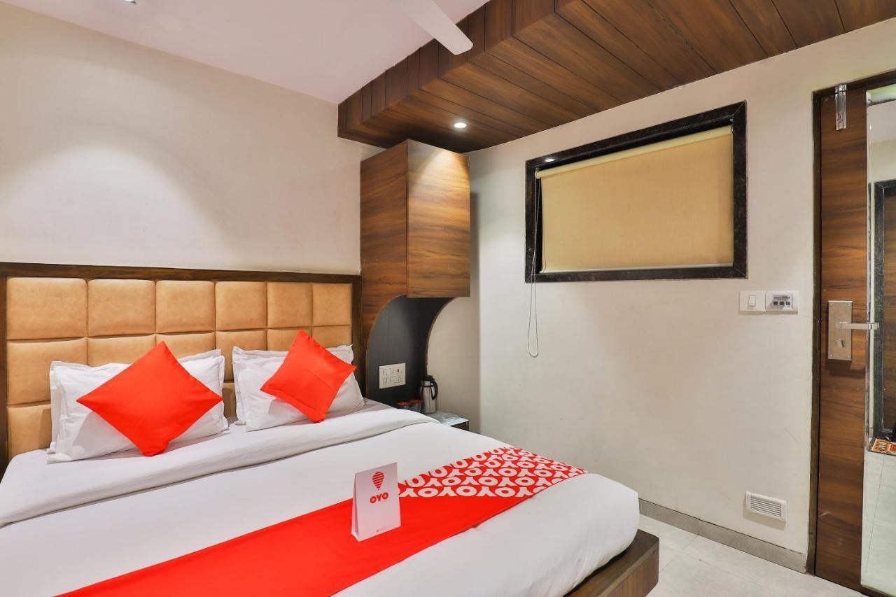 Oyo 1389 Hotel Relax Inn Surat Exterior photo
