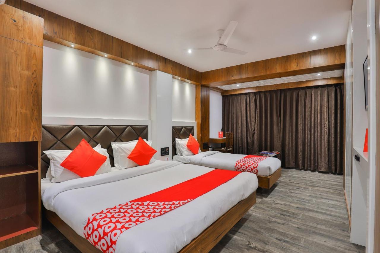 Oyo 1389 Hotel Relax Inn Surat Exterior photo