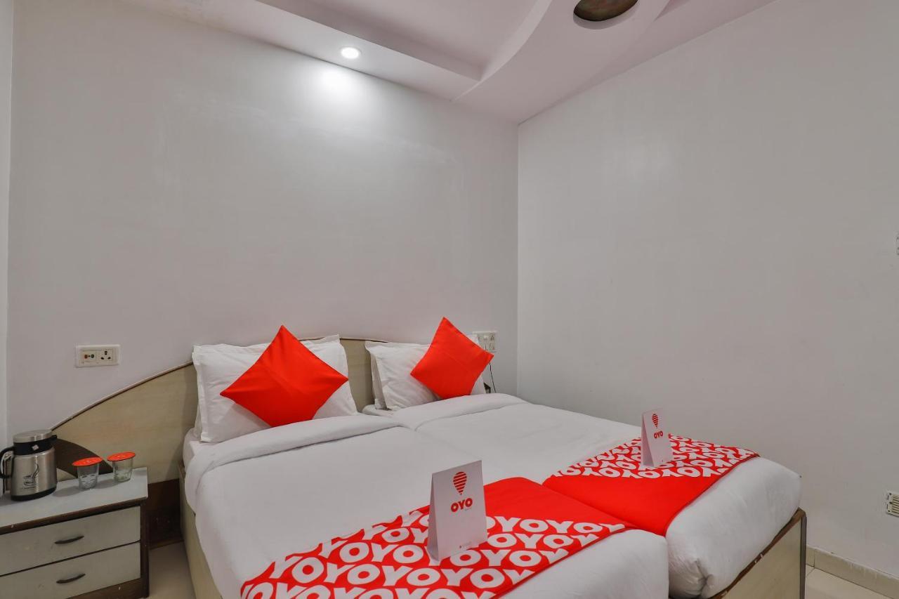 Oyo 1389 Hotel Relax Inn Surat Exterior photo