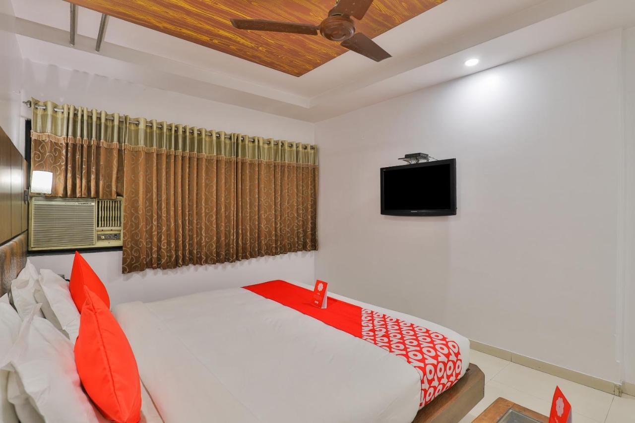 Oyo 1389 Hotel Relax Inn Surat Exterior photo