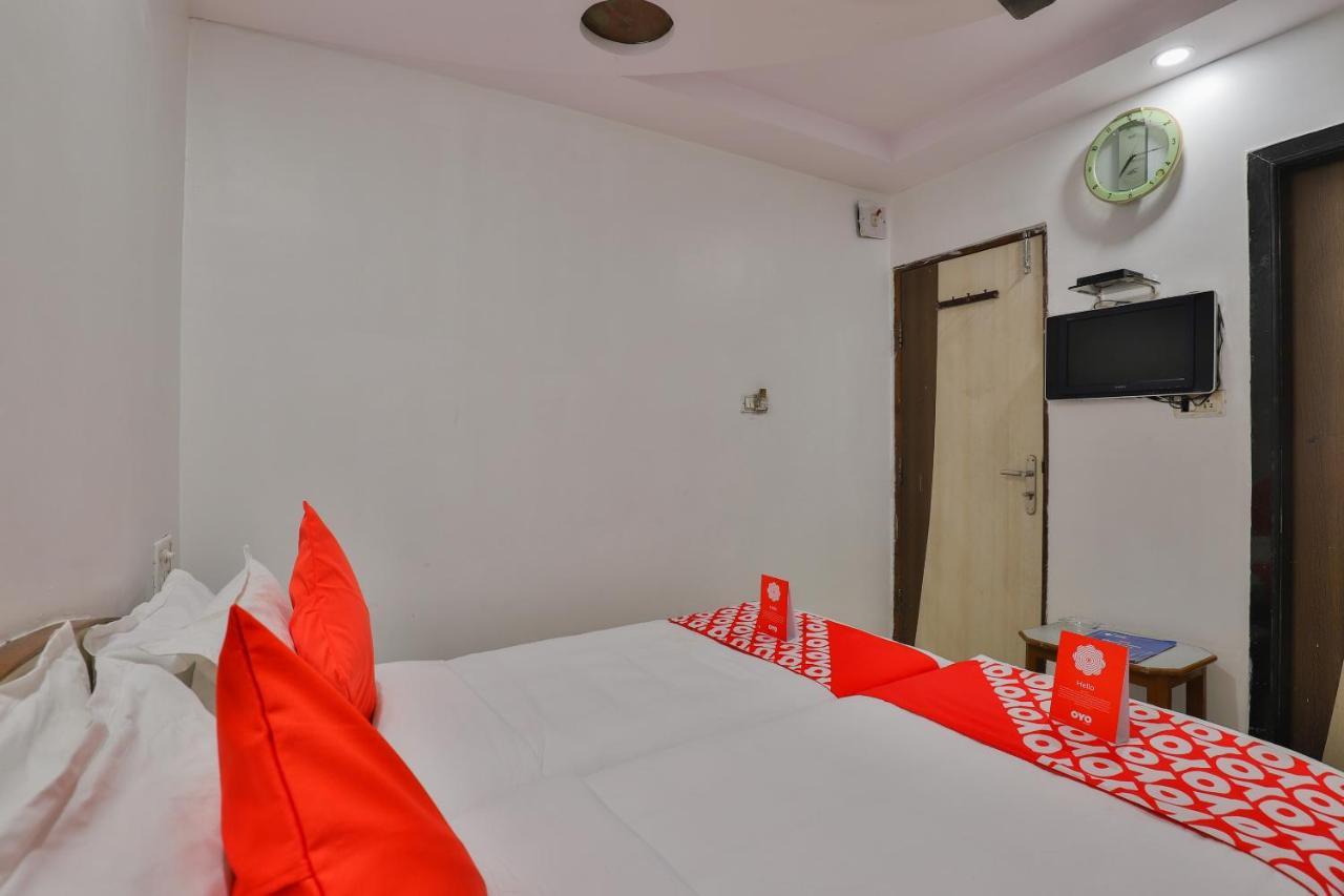 Oyo 1389 Hotel Relax Inn Surat Exterior photo