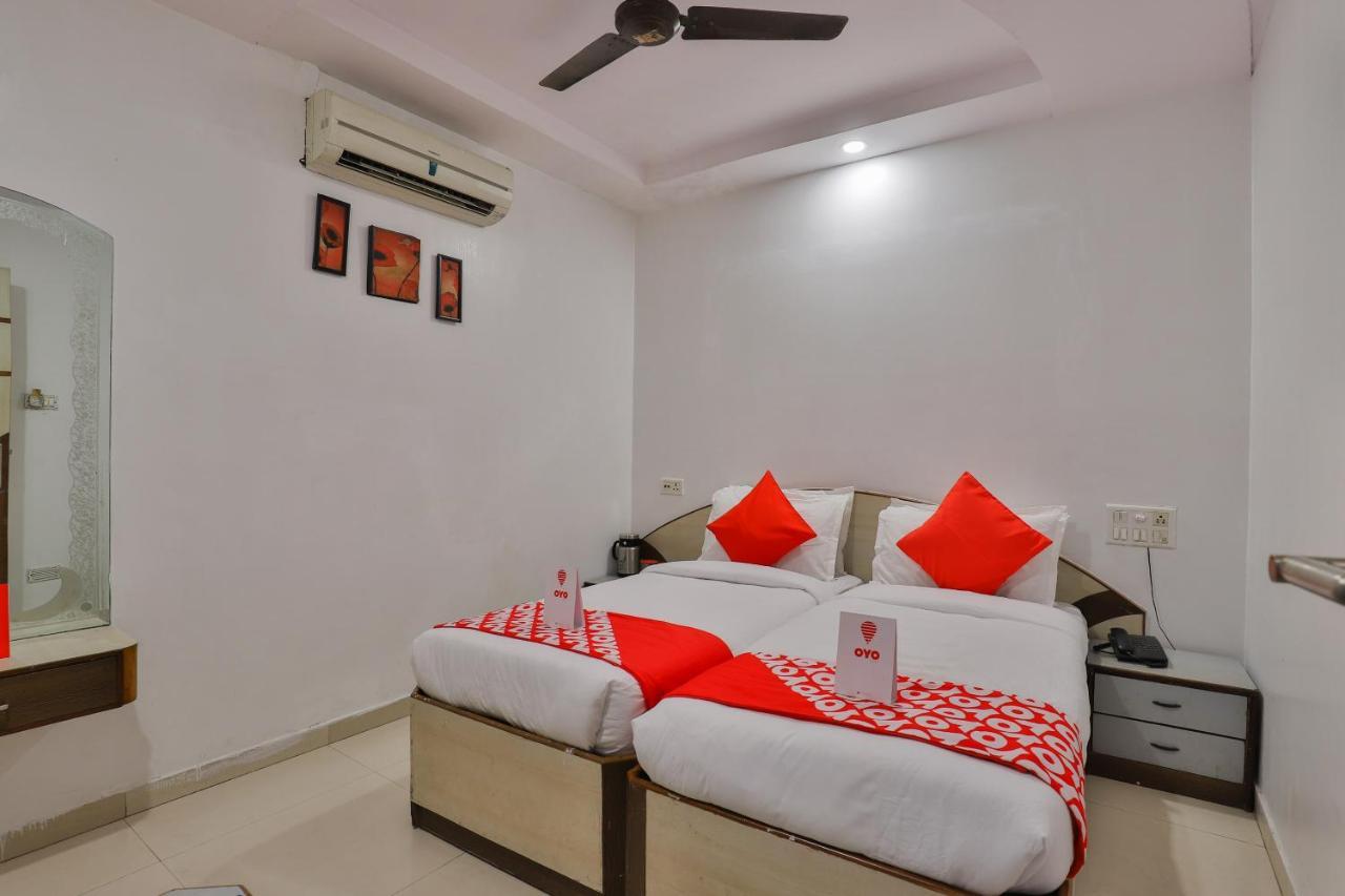 Oyo 1389 Hotel Relax Inn Surat Exterior photo